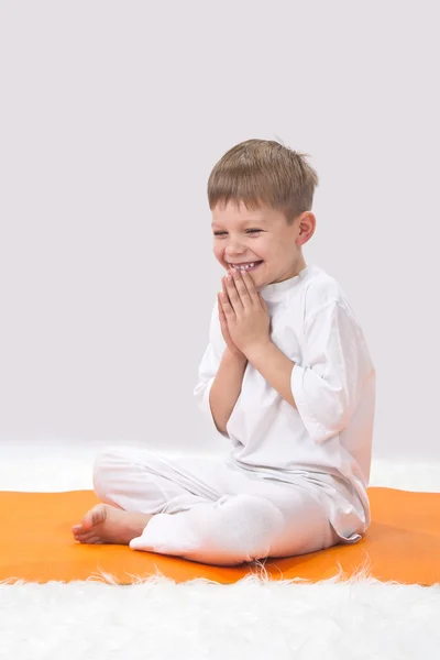 Barn yoga. den lilla pojken utövar. — Stock fotografie