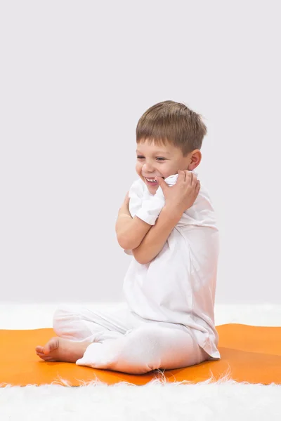 Yoga infantil. El niño hace ejercicio. . — Foto de Stock