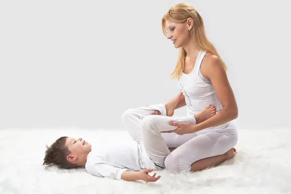 母亲和儿子做睡前瑜伽 — 图库照片
