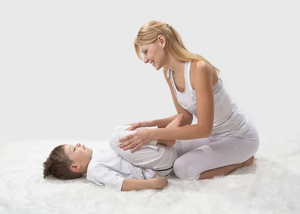 Anne ve oğlu, yatmadan önce yoga yapmak — Stok fotoğraf