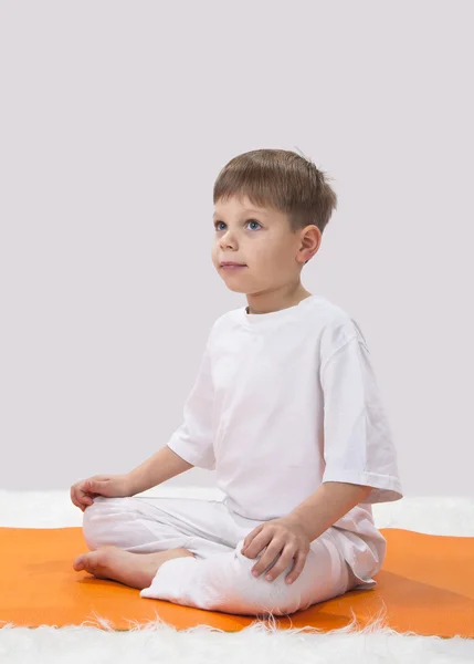 Yoga pour enfants. Le petit garçon fait de l'exercice . — Photo