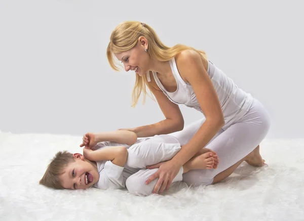 Mãe e filho fazem ioga antes de dormir — Fotografia de Stock