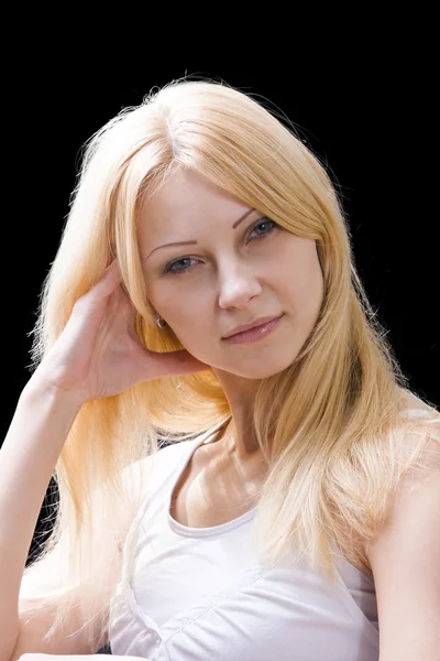 Portrét krásné blondýny na tmavém pozadí — Stock fotografie
