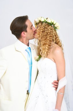 Genç çiftin düğün gününde bir stüdyoda poz