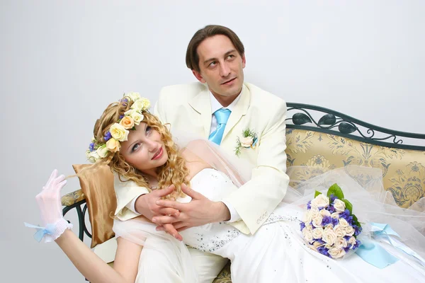 Junges Paar posiert am Hochzeitstag in einem Studio — Stockfoto