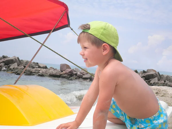 Chłopiec na plaży. — Zdjęcie stockowe