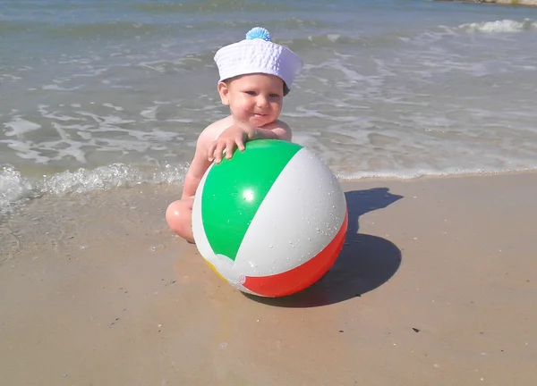 El chico con la pelota en la playa — Foto de Stock