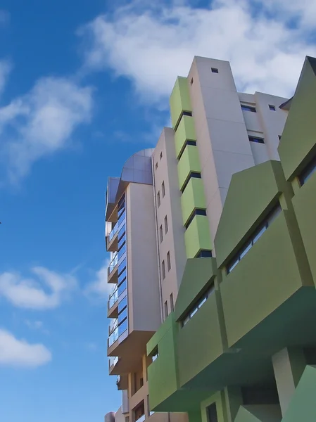 Modern gebouw tegen de blauwe lucht — Stockfoto