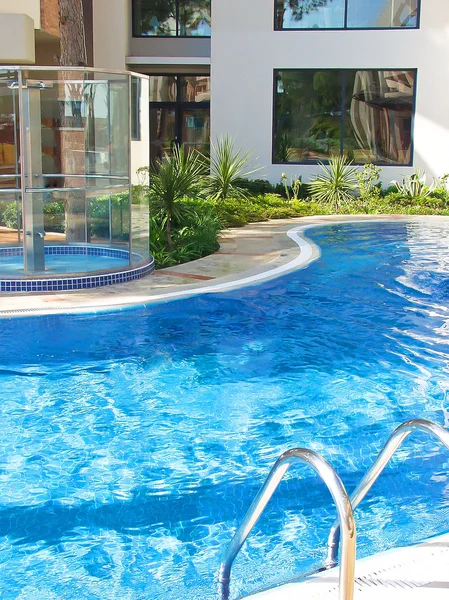 Plavecký bazén v lázeňském hotelu — Stock fotografie