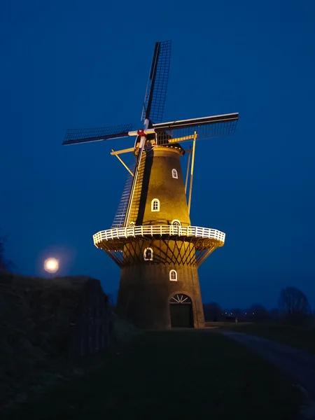 Geceleri sessiz yel değirmeni. Hollanda. — Stok fotoğraf