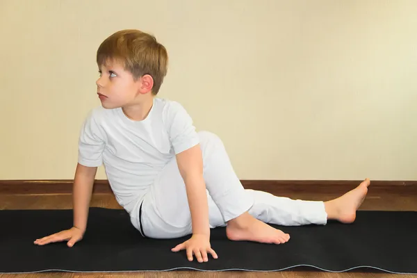 Yoga del bambino a casa — Foto Stock