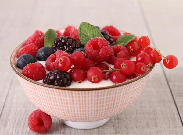 Yogurt and berries — Stock Photo, Image
