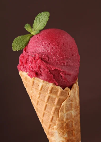 ไอศกรีมในโคน — ภาพถ่ายสต็อก