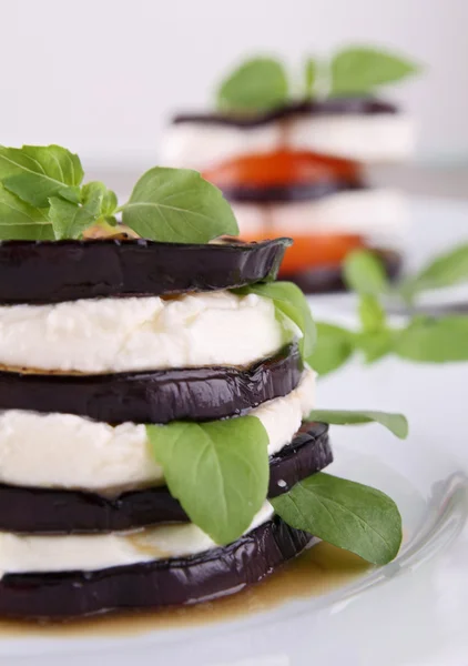 Gegrilde aubergine en mozzarella — Stockfoto