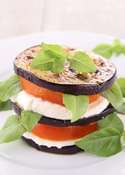 Gegrilde aubergine, tomaat en mozzarella — Stockfoto