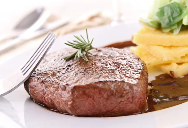 Bife grelhado e legumes — Fotografia de Stock