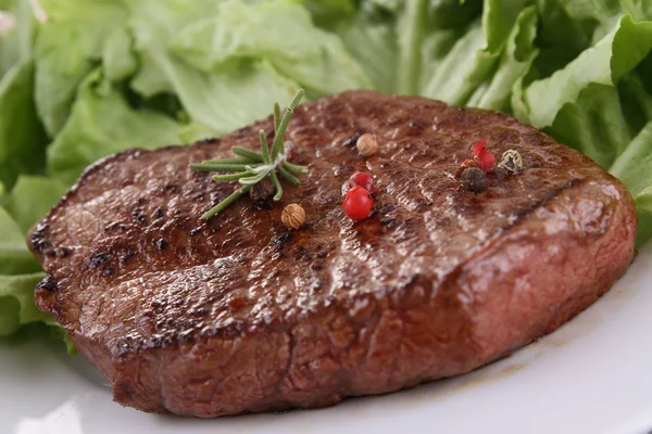 Biftek a salátem — Stock fotografie
