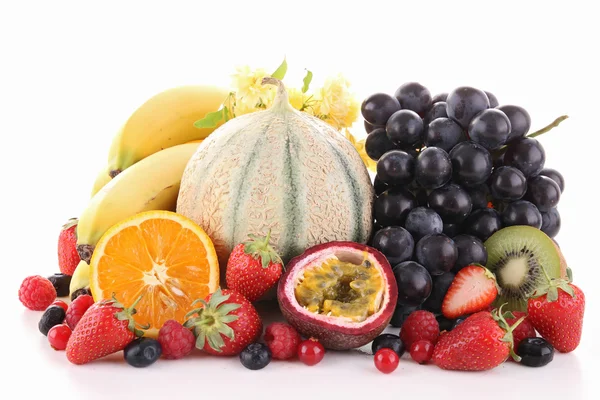 Assortimento di frutta su bianco — Foto Stock