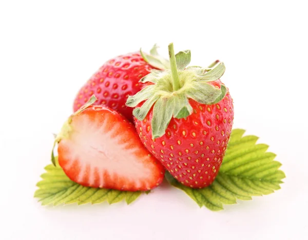 Erdbeere und Blatt isoliert — Stockfoto