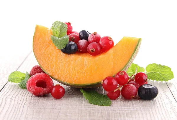 Диня і ягоди фрукти — стокове фото