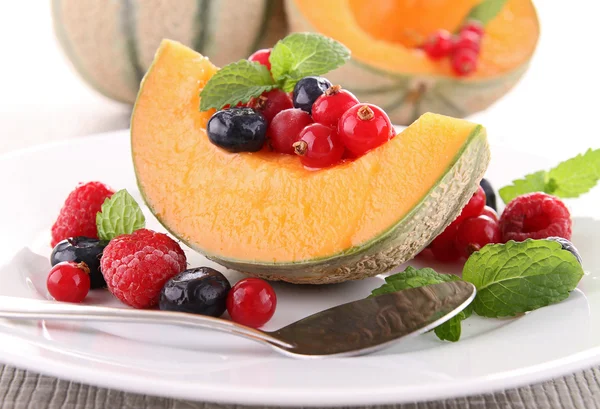 Owoce melon i jagody — Zdjęcie stockowe