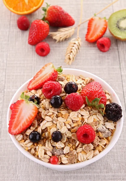 Cereales con fruta de bayas — Foto de Stock