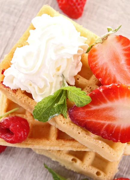 Waffle with strawberries — Stock Photo, Image