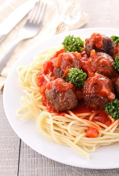 Spaghetti e sugo di pomodoro con polpette — Foto Stock