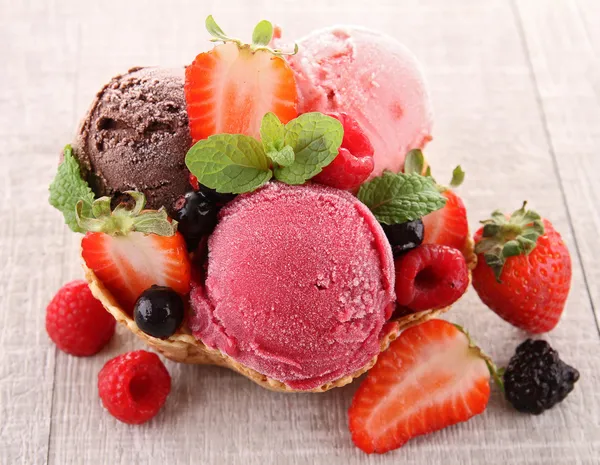 Scop 아이스크림 및 딸기의 — 스톡 사진