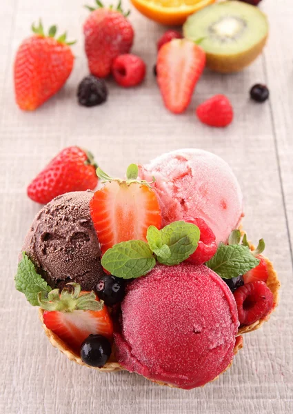 Scop lody i owoce — Zdjęcie stockowe