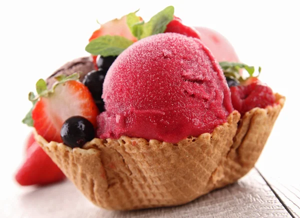 Морозиво та ягоди — стокове фото