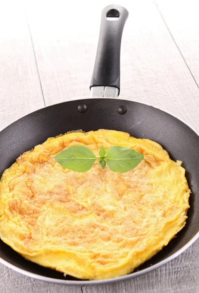 Omelet in de pan — Stockfoto