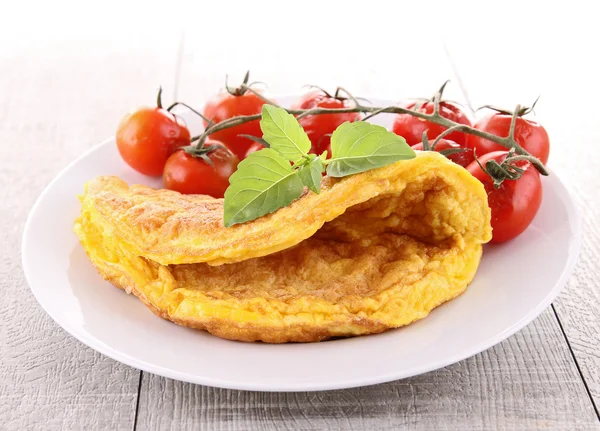 Omelett och körsbärstomat — Stockfoto