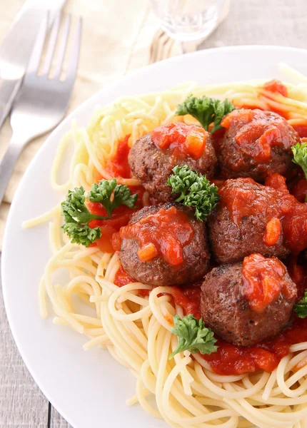 Špagety a rajskou omáčku s karbanátky — Stock fotografie