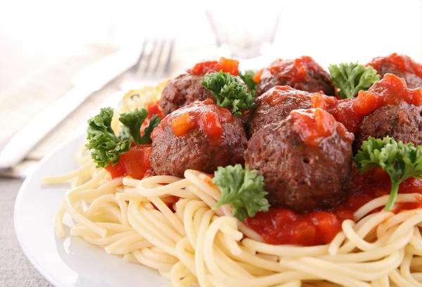 Špagety a rajskou omáčku s karbanátky — Stock fotografie