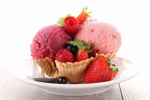 Fagylalt és bogyós gyümölcsök — Stock Fotó