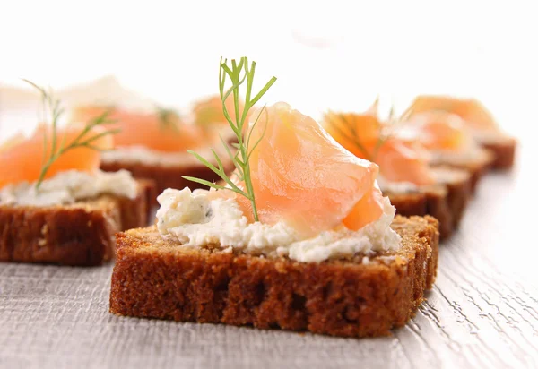 Pan de jengibre, queso y salmón — Foto de Stock