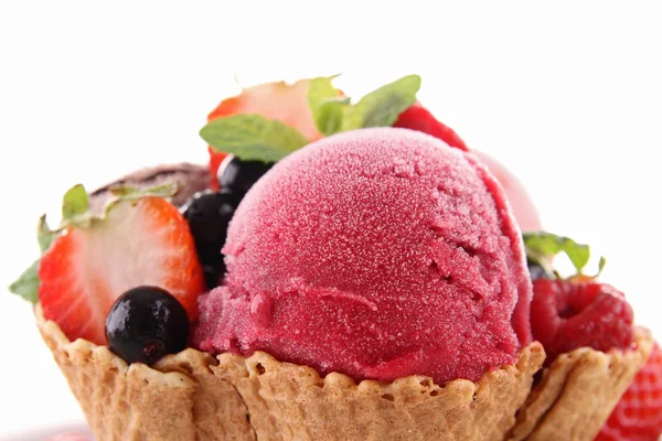 Мороженое и ягоды — стоковое фото