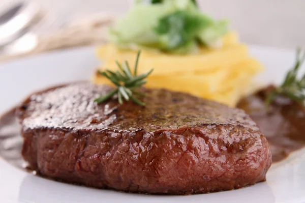 Gegrilltes Rindfleisch und Gemüse — Stockfoto