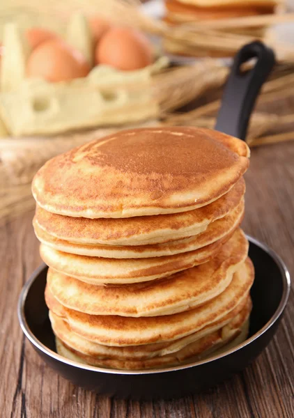 Pfanne mit Pfannkuchen — Stockfoto