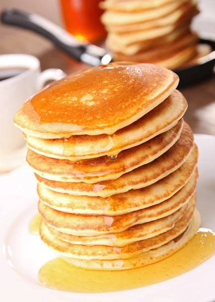 Pancakes pila e sciroppo — Foto Stock