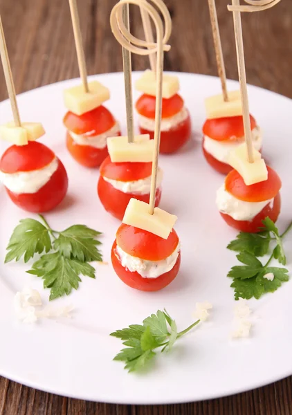 Vrolijke tomaat met kaas — Stockfoto