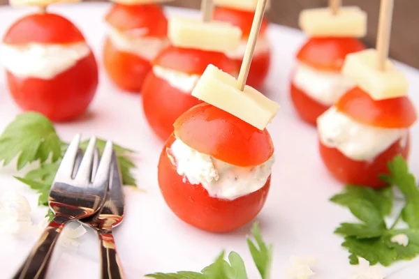 Aperitivo, tomate cereja e queijo — Fotografia de Stock
