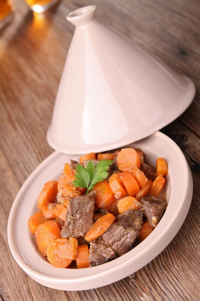 Tajine, βόειο κρέας και το καρότο — Φωτογραφία Αρχείου