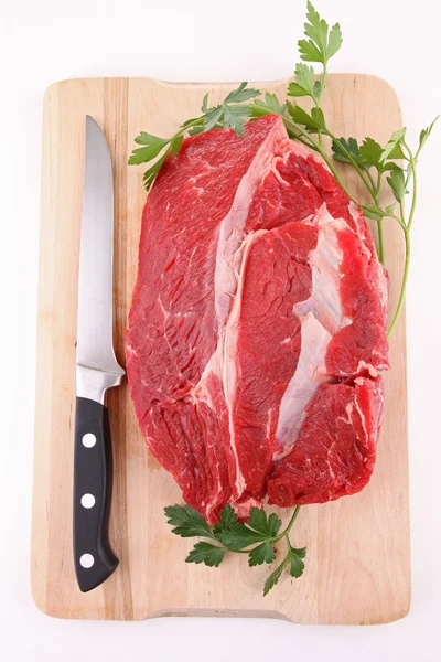 Surowe mięso na białym tle wołowiny i natką pietruszki — Zdjęcie stockowe