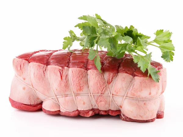 Carne de bovino crua isolada e salsa sobre fundo branco — Fotografia de Stock