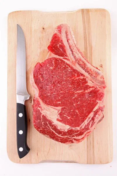 Das rohe, saftige Fleisch mit dem Messer — Stockfoto