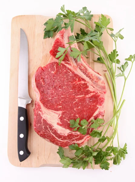Carne crua isolada de bovino e salsa — Fotografia de Stock