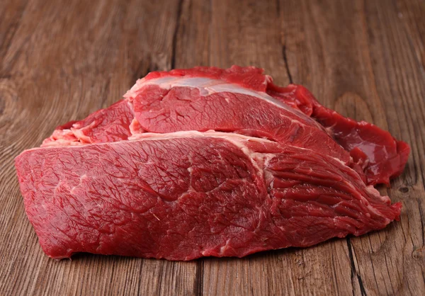 Kawałek surowego mięsa wołowego — Zdjęcie stockowe