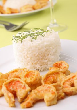 Yemek, pilav ve karides